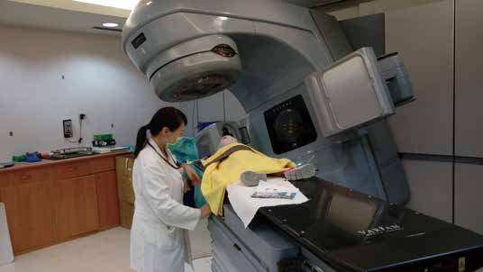 放射治療師協助吳小妹妹固定在治療檯上